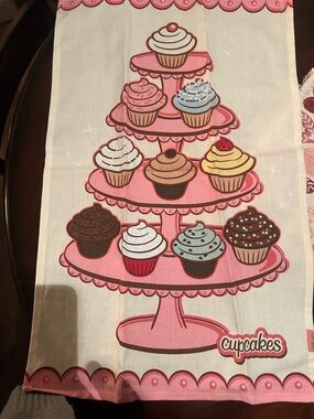 NWOT Cupcakes tea towel